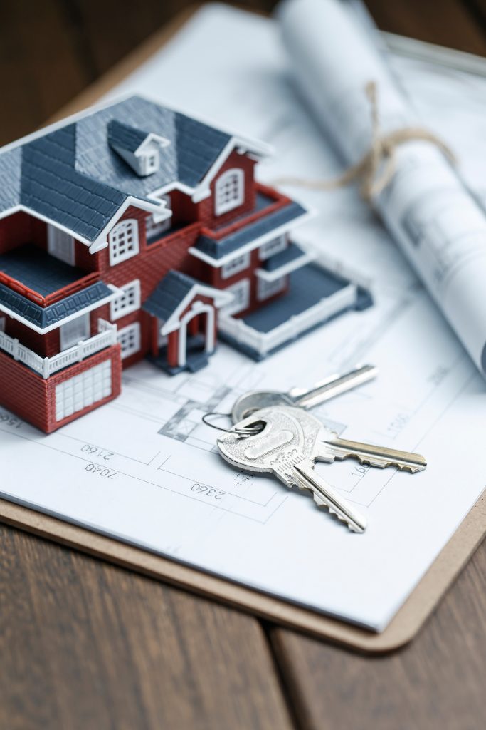 Representación de la vivienda de un vendedor y entrega de llaves a un comprador, asociada a la venta de casas y chalets en España.